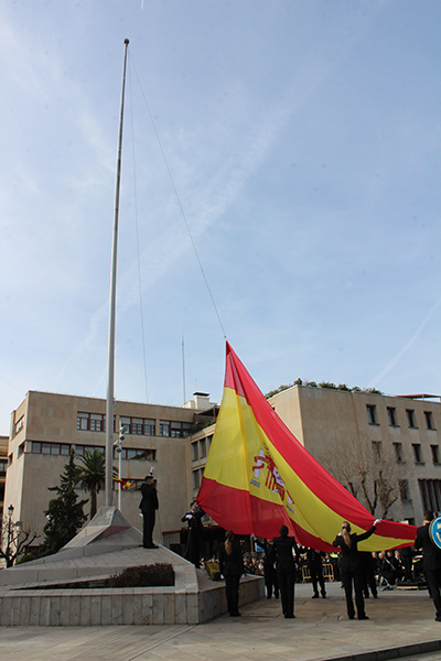 Agentes de la Policía Nacional izando la Bandera de España en Granada.